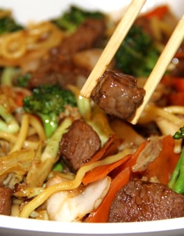 Yakissoba de Carne - Pratos quentes - Shizen Restaurante Japonês