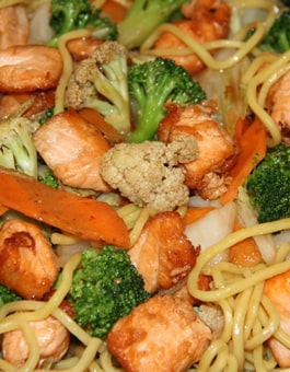Yakissoba de Salmão - Pratos quentes - Shizen Restaurante Japonês